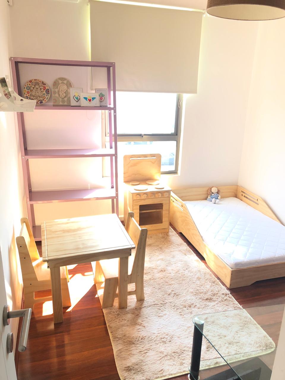 Mesa Infantil de Madera con 2 Sillas Usada | Nueve Lunas B