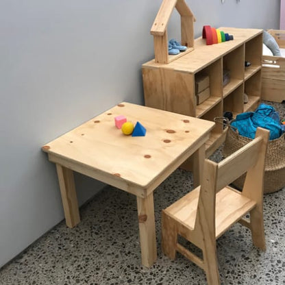 Mesa Infantil + 2 sillas de madera