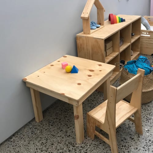Mesa Infantil de Madera con 2 Sillas Usada | Nueve Lunas B